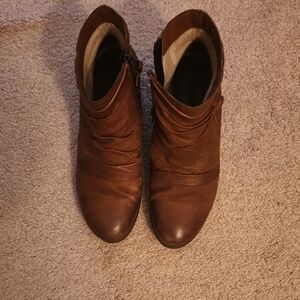 Chic Brown Leather Ankle Boots Size 8.0.  Great Condition!